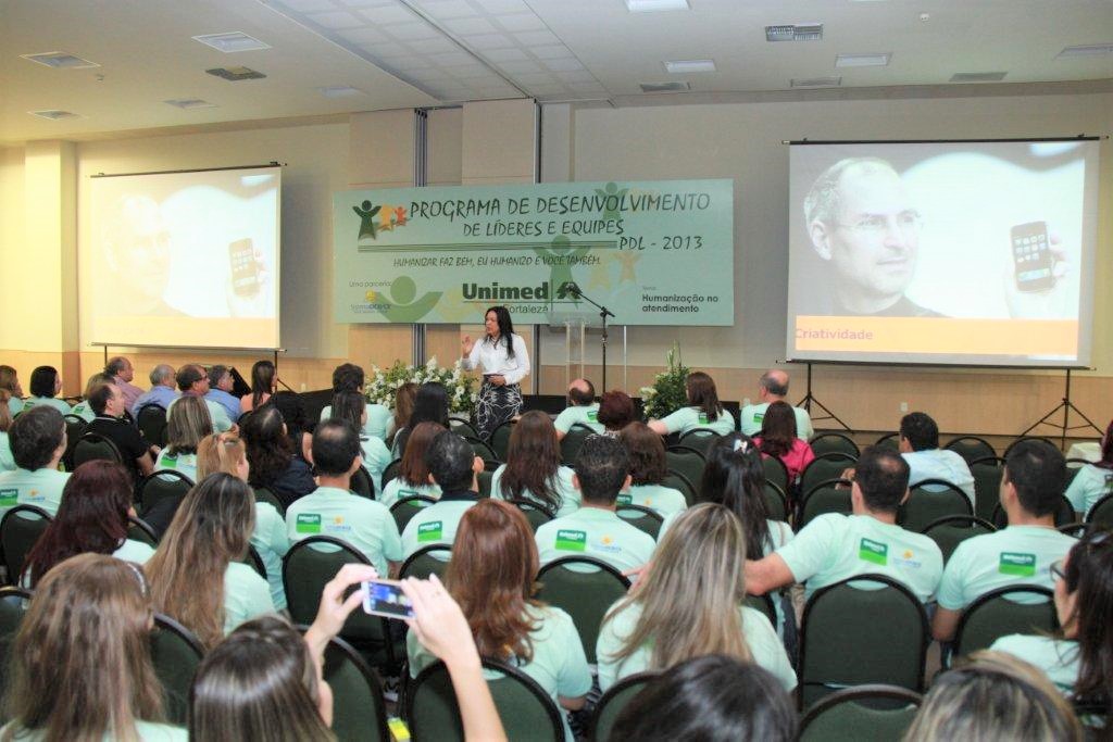 Jo Lima falando sobre desenvolvimento de líderes e equipes
