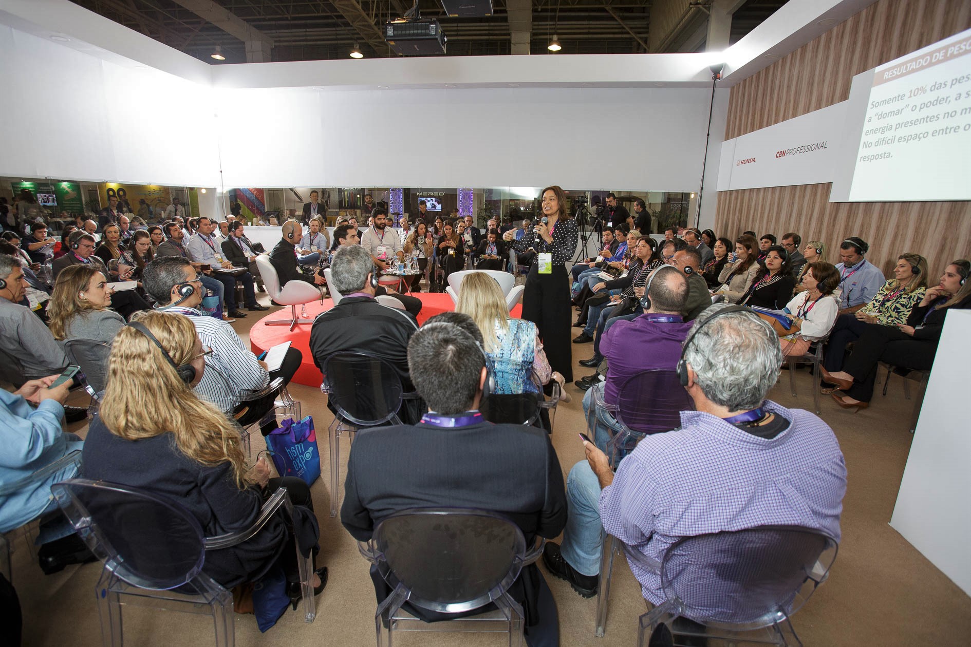 Jo Lima fazendo palestra sobre Liderança