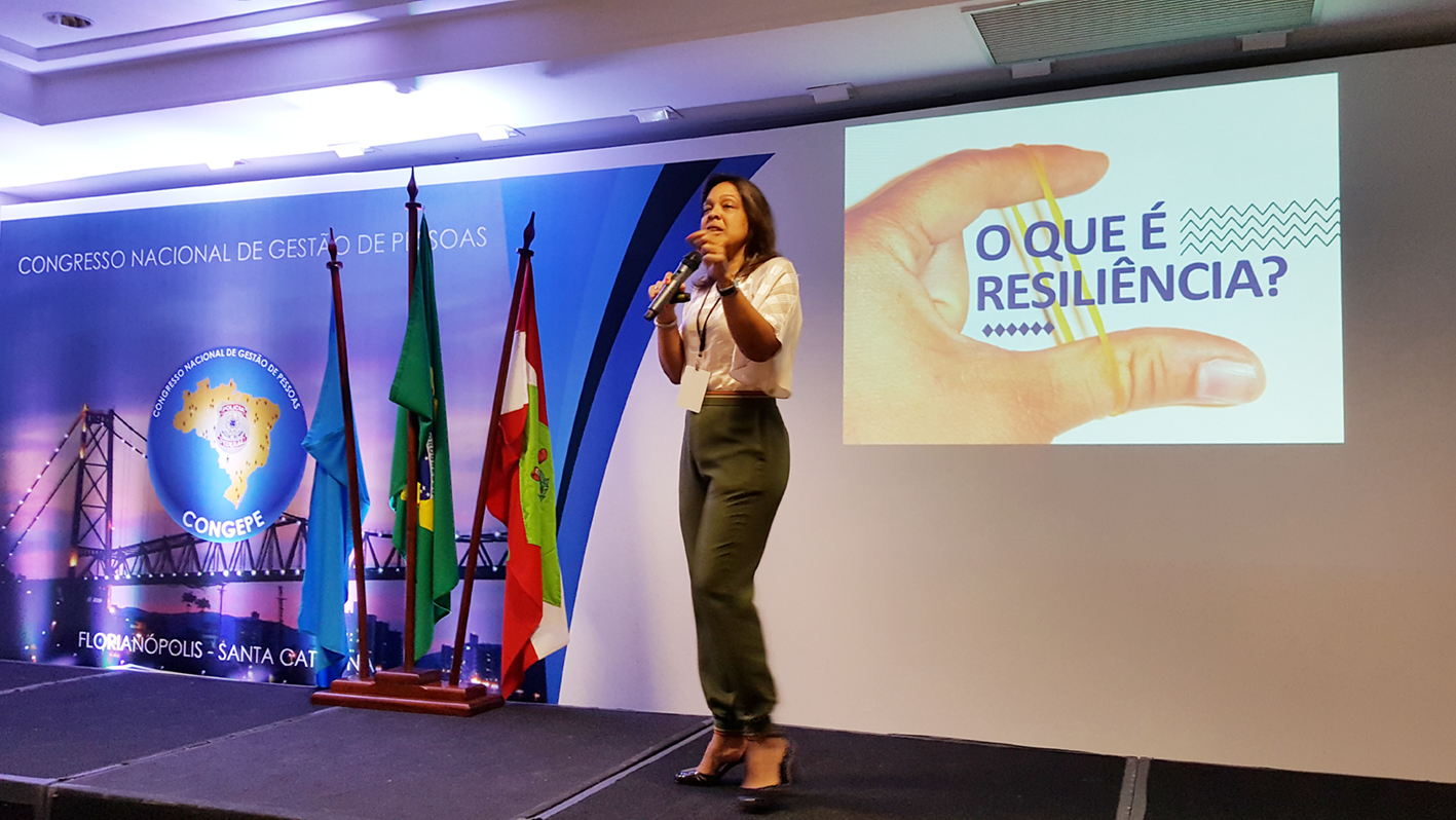 Jo Lima fazendo palestra sobre Resiliência
